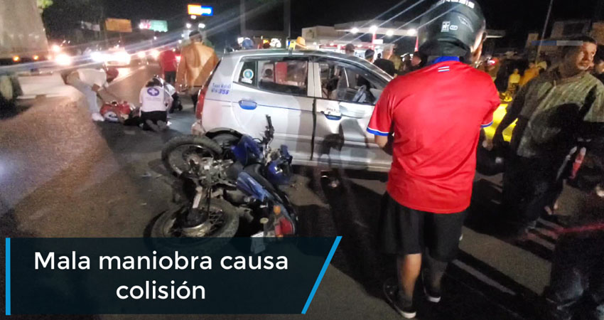Colisión entre motociclistas y taxista deja lesionados y daños materiales