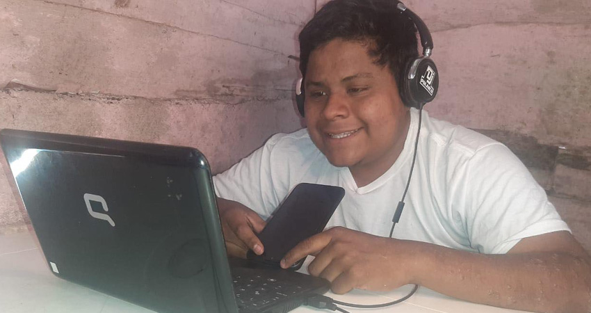 Celso Polanco es un joven optimista que busca sobreponerse a la adversidad. Foto: Famnuel Úbeda/Radio ABC Stereo