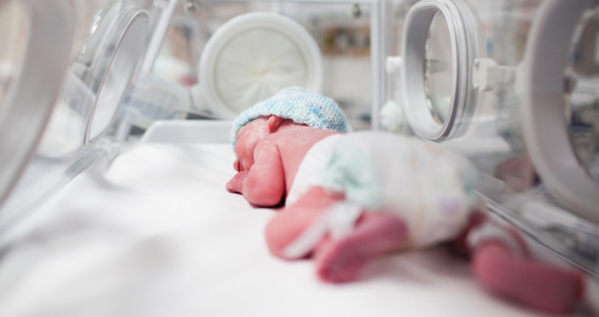 La madre dio a luz al bebé sin ayuda médica y los doctores determinaron que había "nacido muerto".