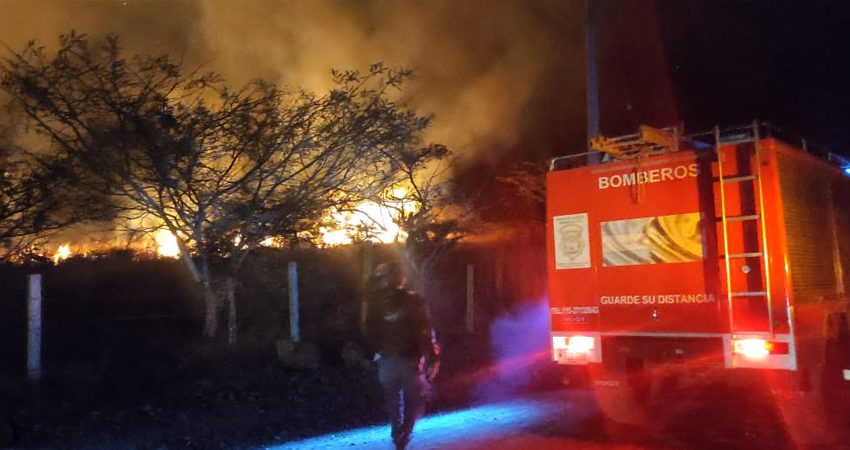 Las llamas alcanzaron una altura de unos 10 metros. Foto: Juan Francisco Dávila/Radio ABC Stereo
