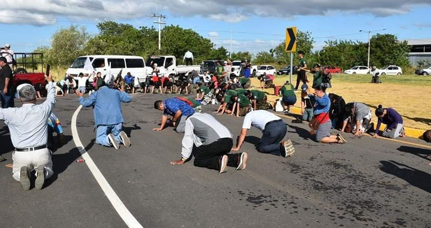 Pastores oran por reducción de accidentes de tránsito.   Foto: Cortesía / Radio ABC Stereo