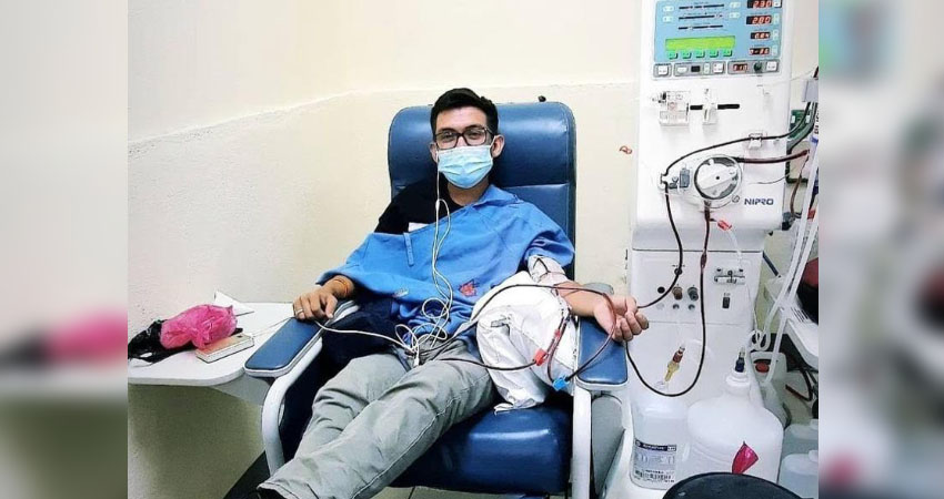 Kevin Navarrete Valdivia en su terapia de hemodiálisis. Foto: Cortesía/Radio ABC Stereo