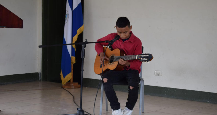 Músico adolescente Cristian Dávila. Foto: Pablo Rivera/Radio ABC Stereo