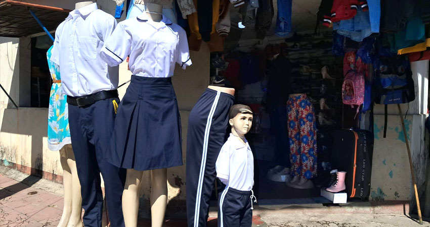 Entre los artículos que sufrieron un aumento están los buzos, las camisas y los pantalones escolares. Foto: Famnuel Úbeda/Radio ABC Stereo