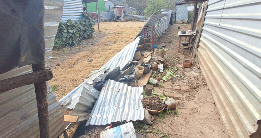 Cerco dañado por la señora. Foto: Cortesía/Radio ABC Stereo