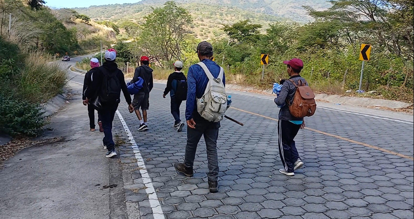 Peregrinos se dirigen a la celebración principal del Señor de Los Milagros. Foto: Byron Altamirano/Radio ABC Stereo