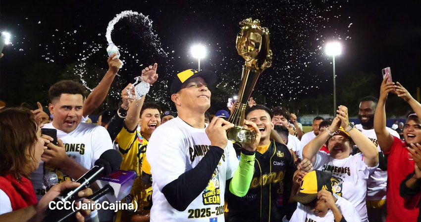 De profesión médico odontólogo, ha construido una sólida carrera como mánager. Con apenas 47 años, ha sido todo un fenómeno en nuestra pelota, considerado entre los mejores dirigentes en la historia del país.