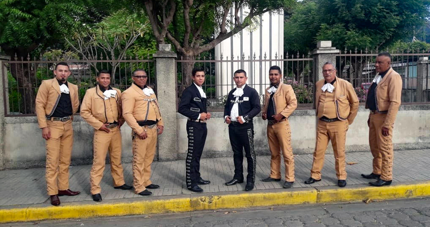 Mariachis listos para el 14 de febrero. Foto: Famnuel Úbeda/Radio ABC Stereo