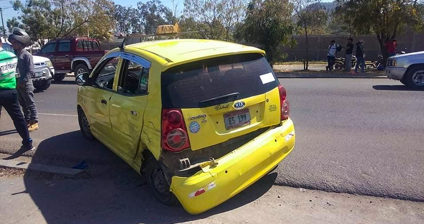 El taxista fue trasladado al hospital en condición estable. Foto: Juan Fco. Dávila/Radio ABC Stereo