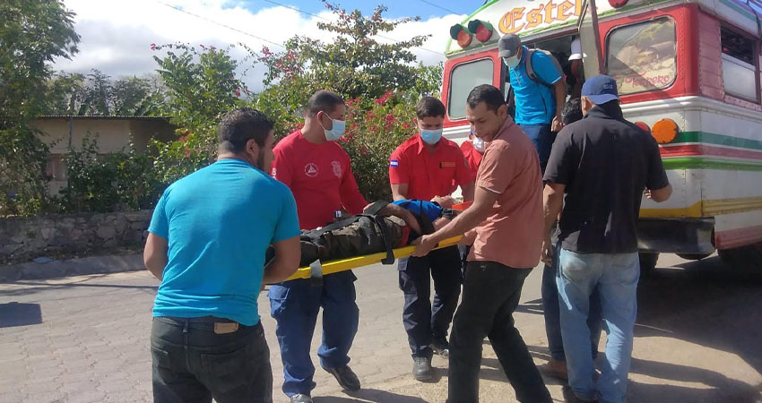 La víctima fue primeramente trasladada en un bus y luego por bomberos hacia el hospital. Foto: Juan Francisco Dávila/Radio ABC Stereo
