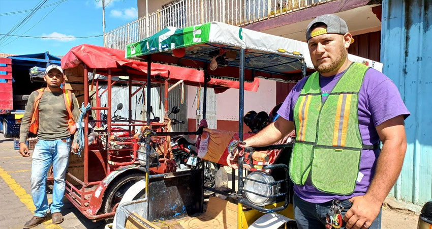 En el área del mercado trabajan unos 10 dueños de caponeras. Foto: Famnuel Úbeda/Radio ABC Stereo