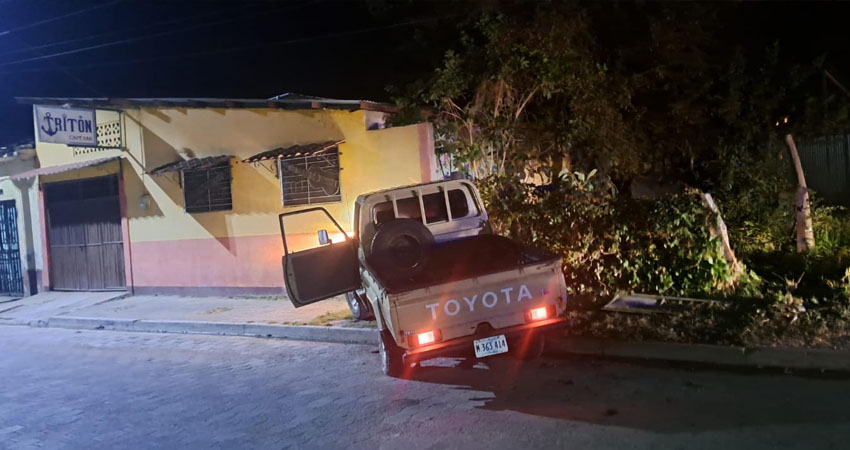 Camioneta impacta contra una vivienda. Foto: Jacdiel Rivera/Radio ABC Stereo