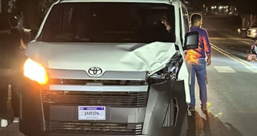 El accidente también dejó daños en el microbús. Foto: Jacdiel Rivera/Radio ABC Stereo