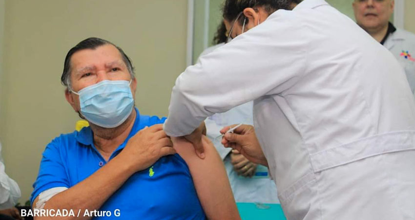 Marco Antonio Aráuz, primer nicaragüense en recibir la vacuna. Foto: Cortesía