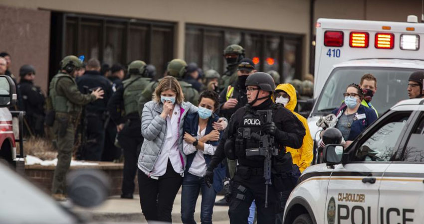 Trabajadoras del supermercado abandonan la zona del tiroteo, este lunes en Boulder, Colorado (EE UU). FOTO: AFP