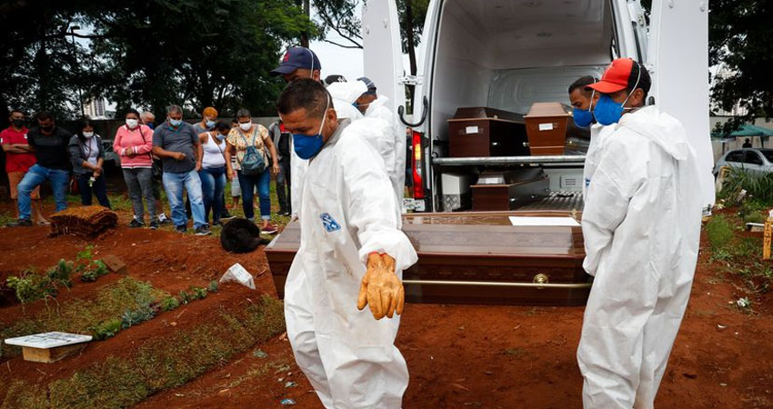 Trabajadores entierran a una víctima de la covid-19 en el cementerio Viola Formosa de São Paulo. Foto: EFE