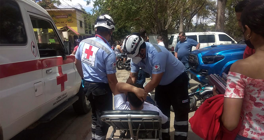 El lesionado de consideración fue traslado por cruzrojistas. Foto: Juan Francisco Dávila/Radio ABC Stereo