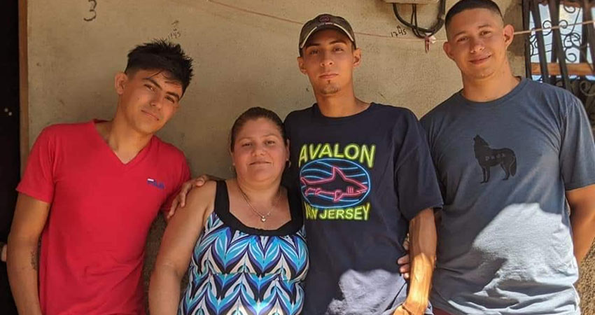 Miguel Antonio González, a la derecha, ya fue liberado. El resto de familiares siguen secuestrados. Foto: Cortesía/Radio ABC Stereo