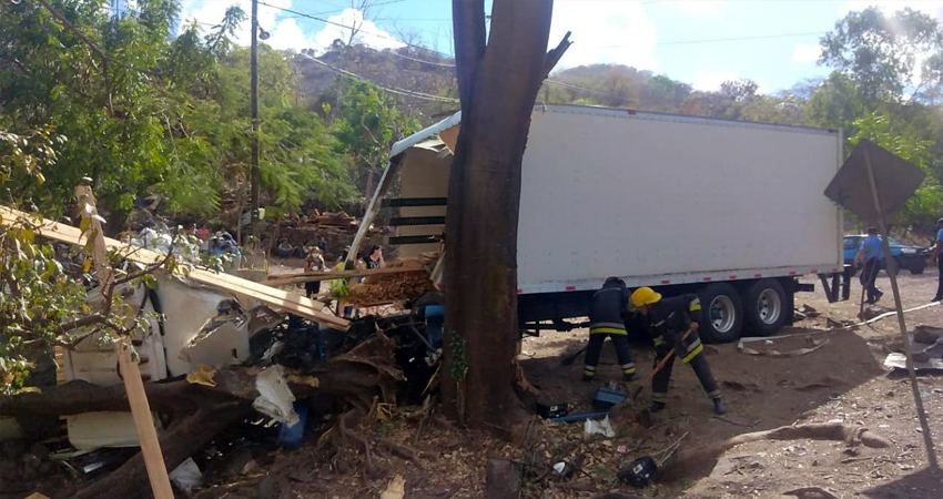 El camión por poco impacta una vivienda. Foto: Juan Fco. Dávila/Radio ABC Stereo