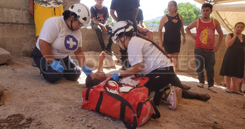 Socorristas de Cruz Blanca atienden a lesionado. Foto: Cortesía/Radio ABC Stereo