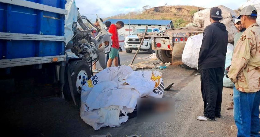 Un camión repartidor de gas impactó contra una rastra que llevaba días averiada en la vía. La víctima quedó atrapada entre la chatarra de ambos vehículos.