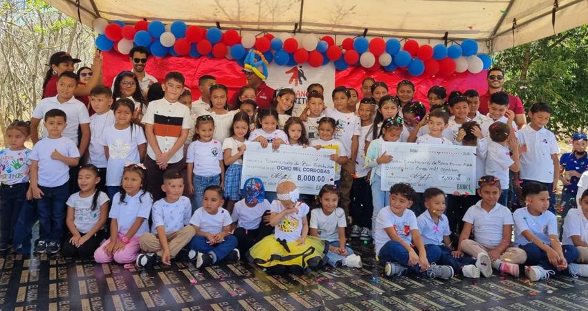 Entrega de becas estudiantiles. Foto: José Enrique Ortega/Radio ABC Stereo