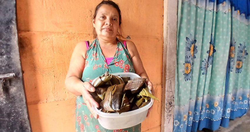 Un importante grupo de mujeres se dedica a la elaboración de tamales en San Pedro. Foto: Byron Altamirano/Radio ABC Stereo