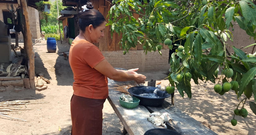 Pobladoras de comunidades del norte practican lavado de manos. Foto: Famnuel Úbeda/Radio ABC Stereo