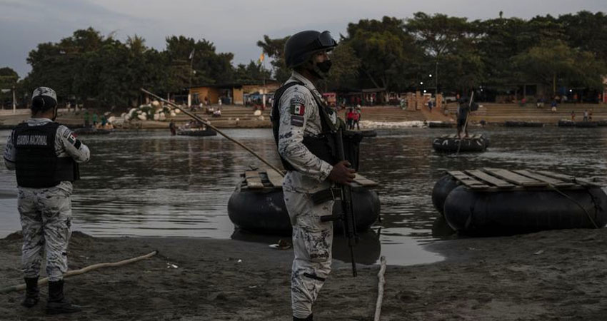 Miembros de la Guardia Nacional vigilan la orilla del río Suchiate, en la frontera entre México y Guatemala. Foto: El País