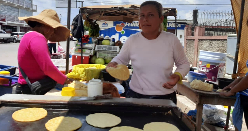 Ana María Báez, comerciante de tortillas. Foto: Famnuel Úbeda/Radio ABC Stereo