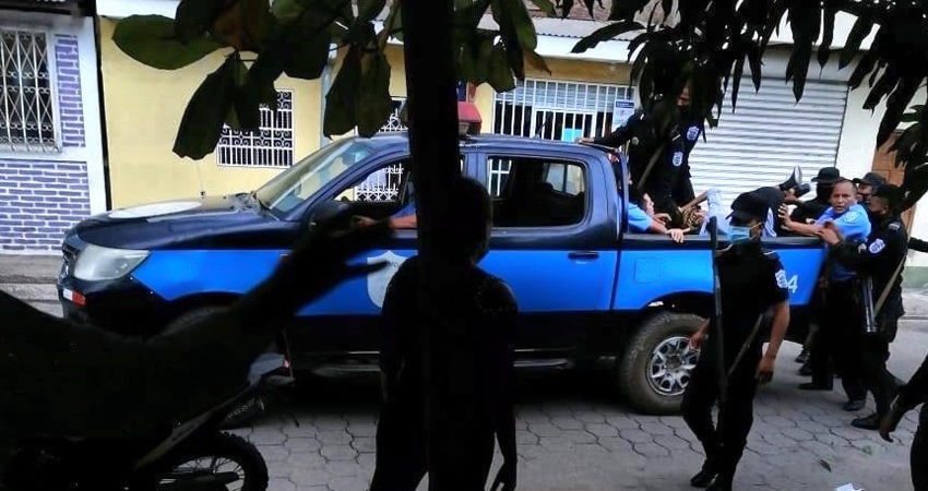 Los familiares y amigos de Franco fueron llevados a la estación policial, donde estuvieron aproximadamente una hora. Foto: Cortesía/Radio ABC Stereo