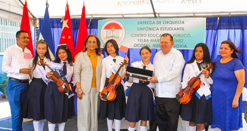 Los estudiantes reciben instrumentos musicales. Foto: Cortesía/Radio ABC Stereo
