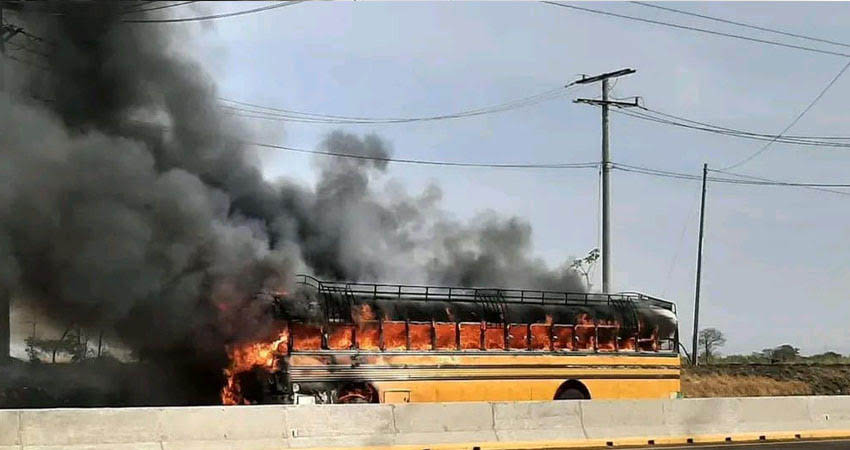 Bus se quema en Tipitapa. Foto: Cortesía/Radio ABC Stereo