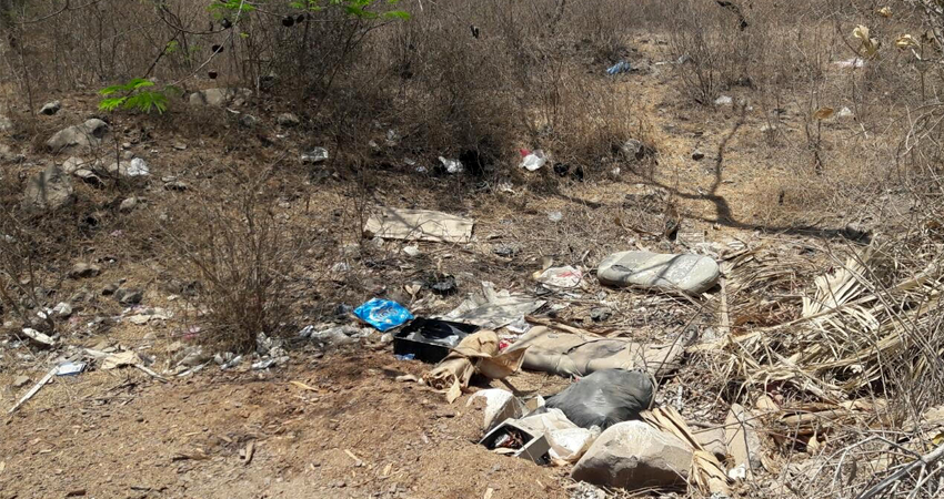 El basurero clandestino está cerca del cementerio Campos de Paz. Foto: Alba Nubia Lira/Radio ABC Stereo