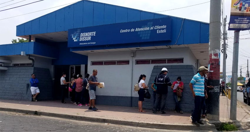 Personas han tenido que permanecer afuera de Disnorte Estelí. Foto: Roberto Mora/Radio ABC Stereo