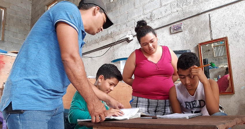 Familia Molina Torres haciendo tareas en casa. Foto: Famnuel Úbeda/Radio ABC Stereo