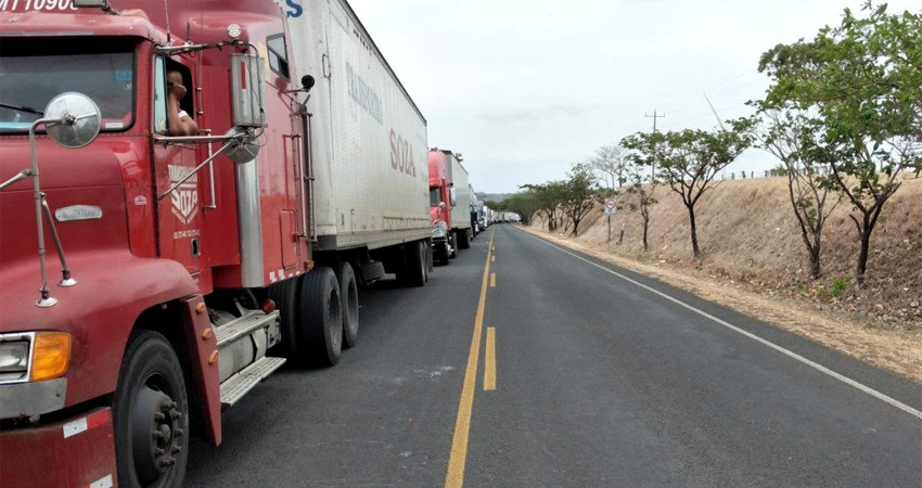 Transportistas varados en la frontera entre Nicaragua y Costa Rica. Foto: La Prensa