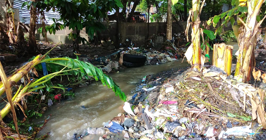 Según los afectados, el cauce contiene mucha basura y es poco profundo. Foto: Juan Fco Dávila / Radio ABC Stereo