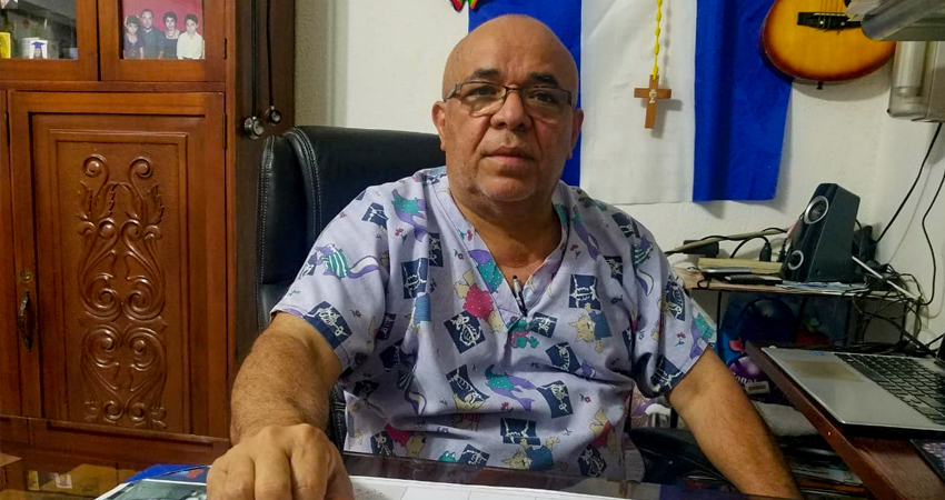 El Dr. Rolando Narváez concedió una entrevista a Noticias ABC el 21 de abril, poco antes de enfermarse. Foto: Roberto Mora/Radio ABC Stereo
