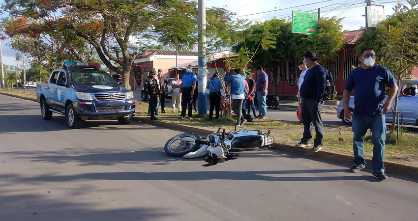 Motociclista sufre accidente frente al Hospital Adventista. Foto: Juan Fco. Dávila/Radio ABC Stereo