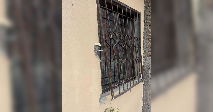 El delincuente desprendió la verja de la ventana para ingresar a la casa. Foto: Cortesía/Radio ABC Stereo