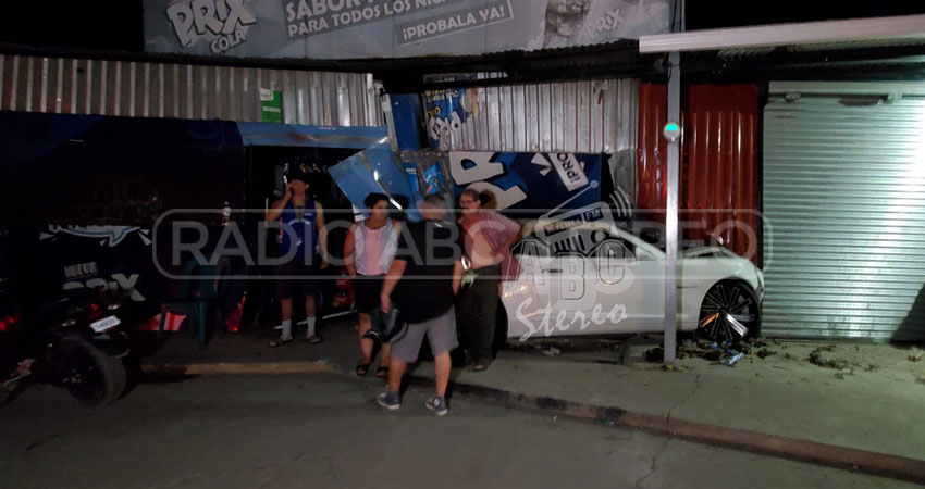 Adolescente estrelló el vehículo que conducía contra un kiosco.     Foto: José Enrique Ortega / Radio ABC Stereo
