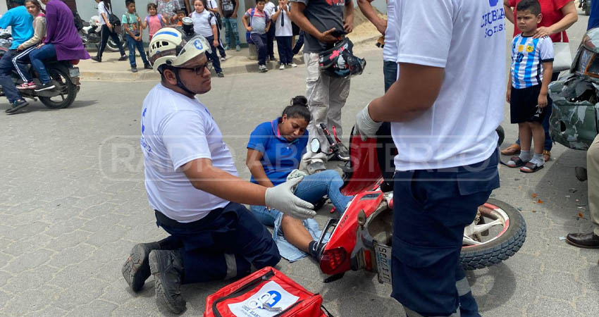 Cruz Blanca socorrió a mujer lesionada en accidente de tránsito. Foto: José Enrique Ortega/Radio ABC Stereo