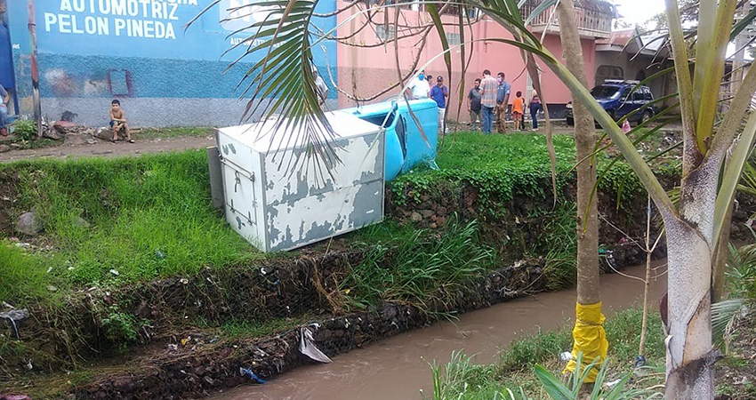 El accidente ocurrió en el cauce Los Cedros, del barrio Juana Elena Mendoza. Foto: Juan Fco. Dávila/Radio ABC Stereo