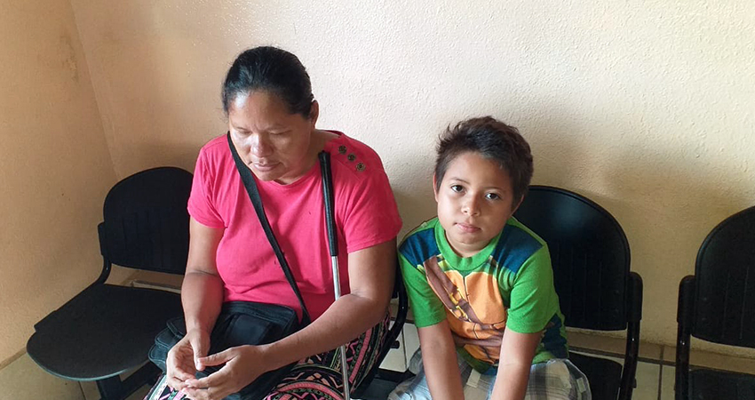 Yusara Grey Gutiérrez junto a su hijo de 9 años. Foto: Alba Nubia Lira/Radio ABC Stereo