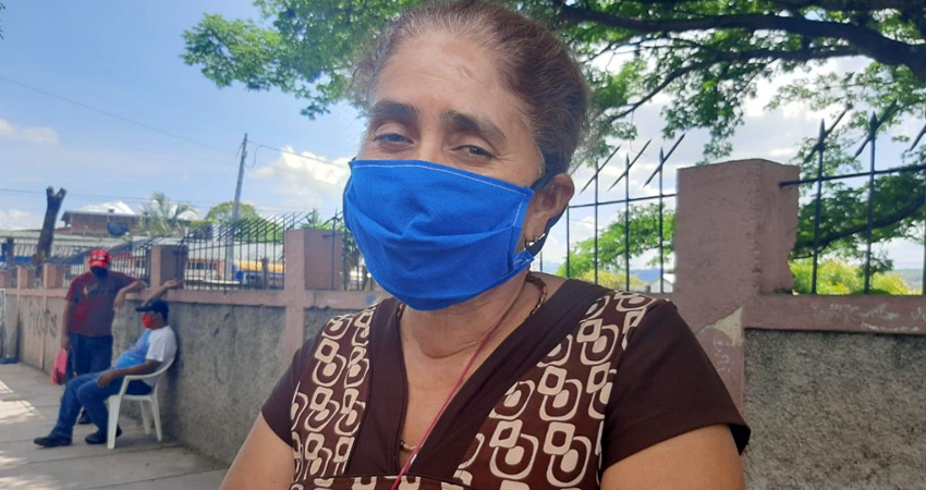 Josefa Tercero perdió su trabajo ahora intenta sobrevivir con la venta y compra de cuajadas. Foto: Famnuel Úbeda/Radio ABC Stereo
