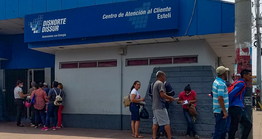 Población afuera de las oficinas de Disnorte Estelí. Foto: Roberto Mora/Radio ABC Stereo