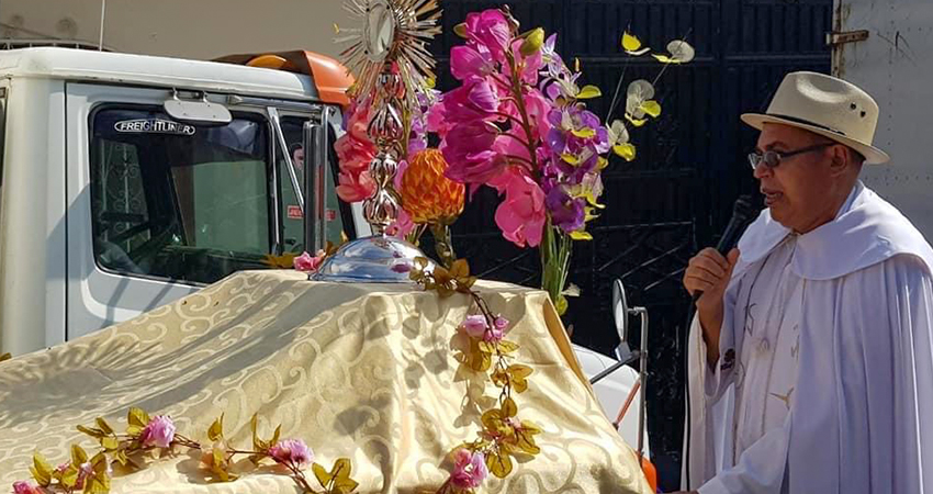 El padre Leonel Balmaceda da la bendición a familias de La Trinidad. Foto: Cortesía/Facebook Parroquia Jesús de La Caridad