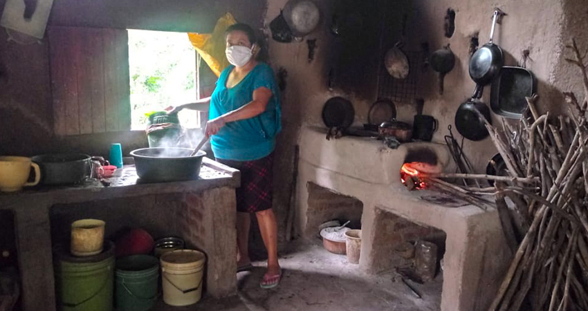 Mayra Zamora tuvo que dejar de salir a vender ropa usada y se decidió emprender con la elaboración de nacatamales. Foto: Famnuel Úbeda/Radio ABC Stereo