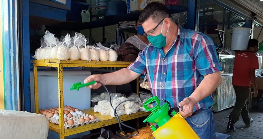 Los comerciantes aseguran desinfectar diaria y constantemente sus módulos. Foto: Famnuel Úbeda/Radio ABC Stereo